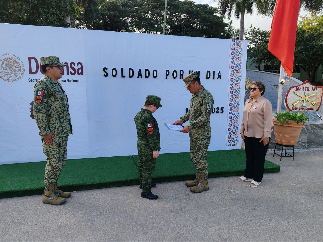 Soldado por un Día: Reconocen a menor como miembro honorario del Ejército Mexicano en Campeche 