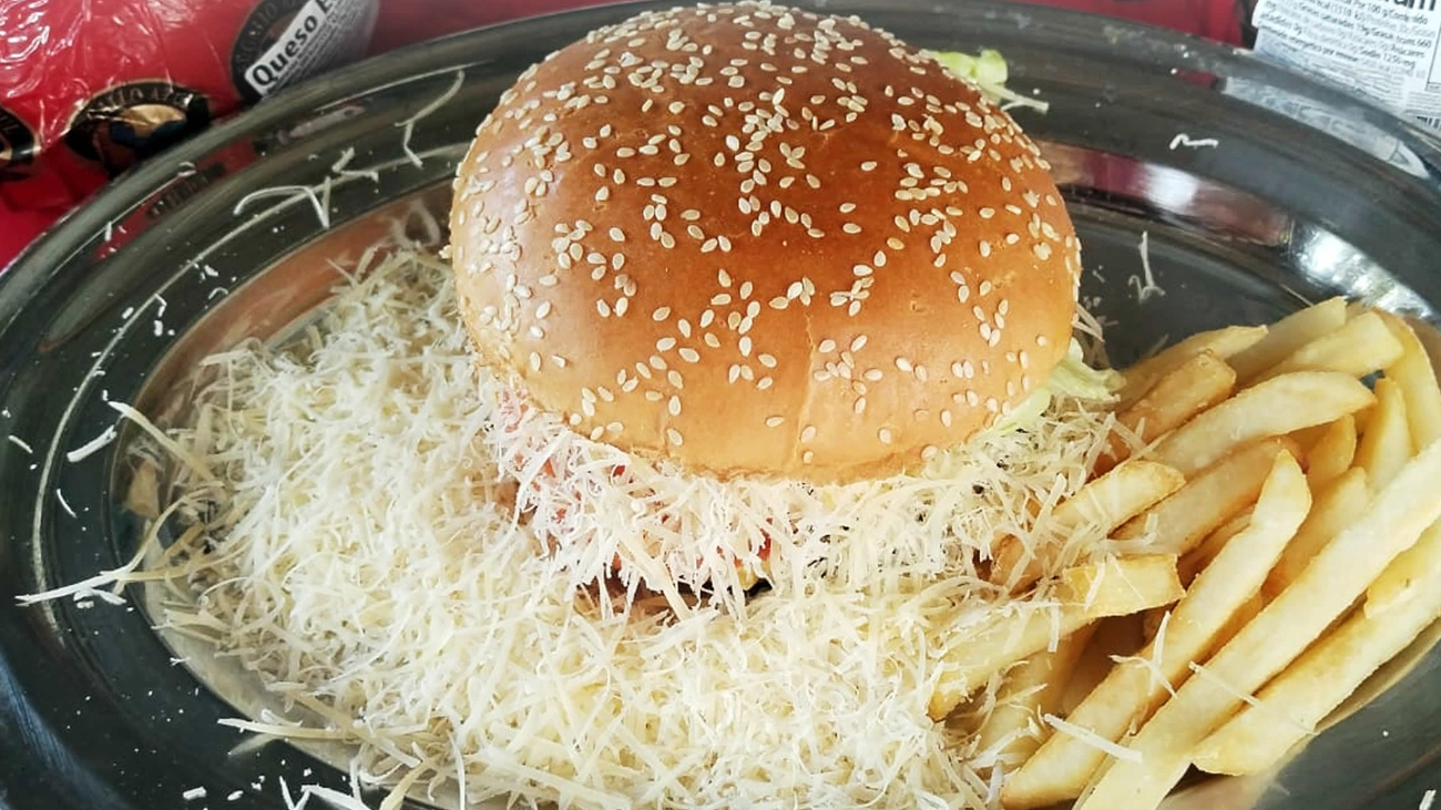 Entre los platillos que podrán encontrarse en la Quinta Feria del Queso de bola destacan las hamburguesas Entre los platillos que podrán encontrarse en la Quinta Feria del Queso de bola destacan las hamburguesas
