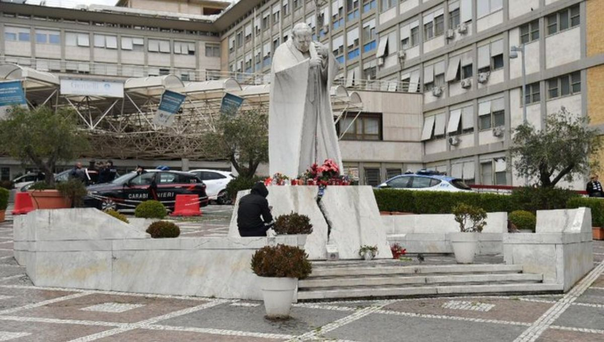 Papa Francisco permanecerá en reposo absoluto tras ser hospitalizado por infección respiratoria