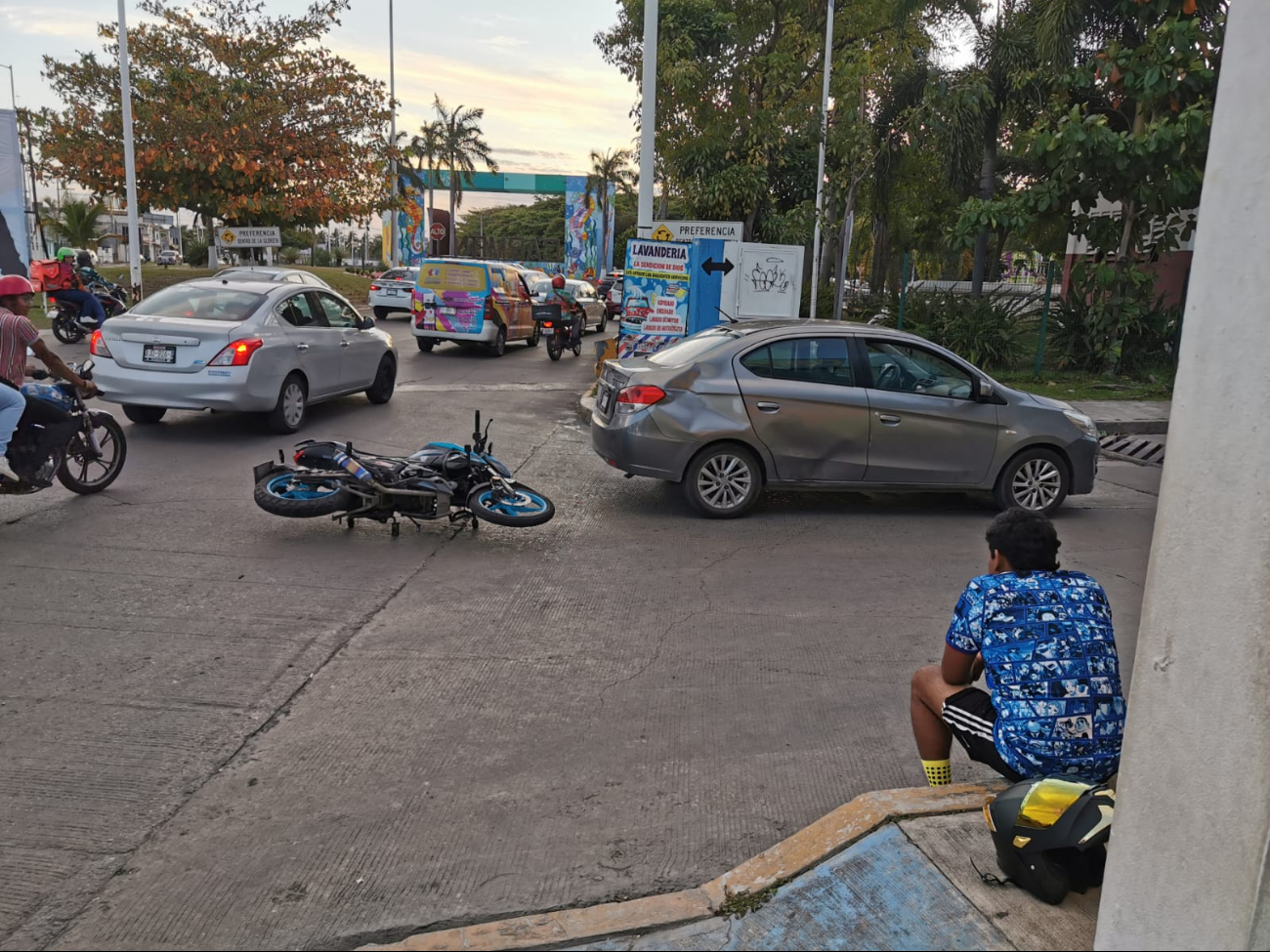 Motociclista caído en la Plutarco Elías Calles