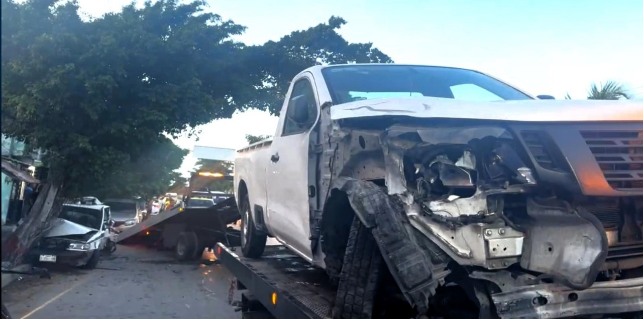 Además del vehículo del responsable, una unidad de taxi también fue declarada como pérdida total Además del vehículo del responsable, una unidad de taxi también fue declarada como pérdida total