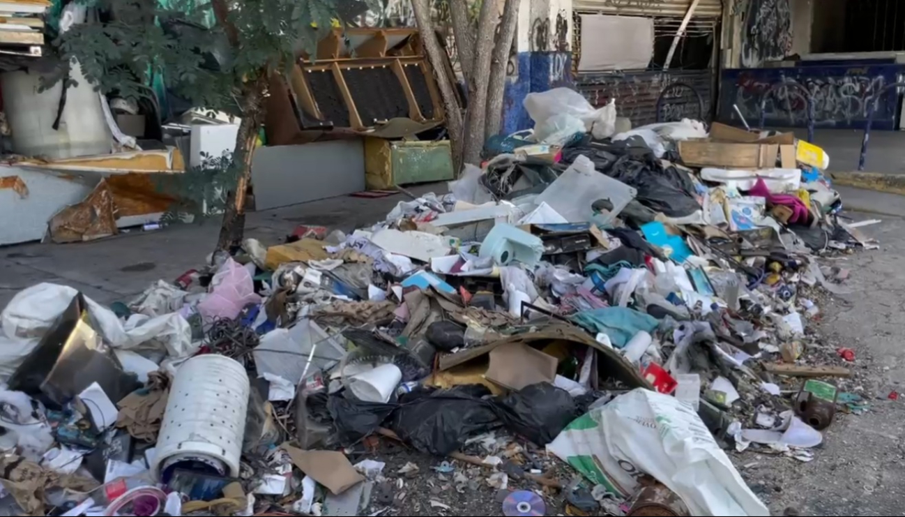 Dentro y fuera del edificio hay acumulación de deshechos Dentro y fuera del edificio hay acumulación de deshechos