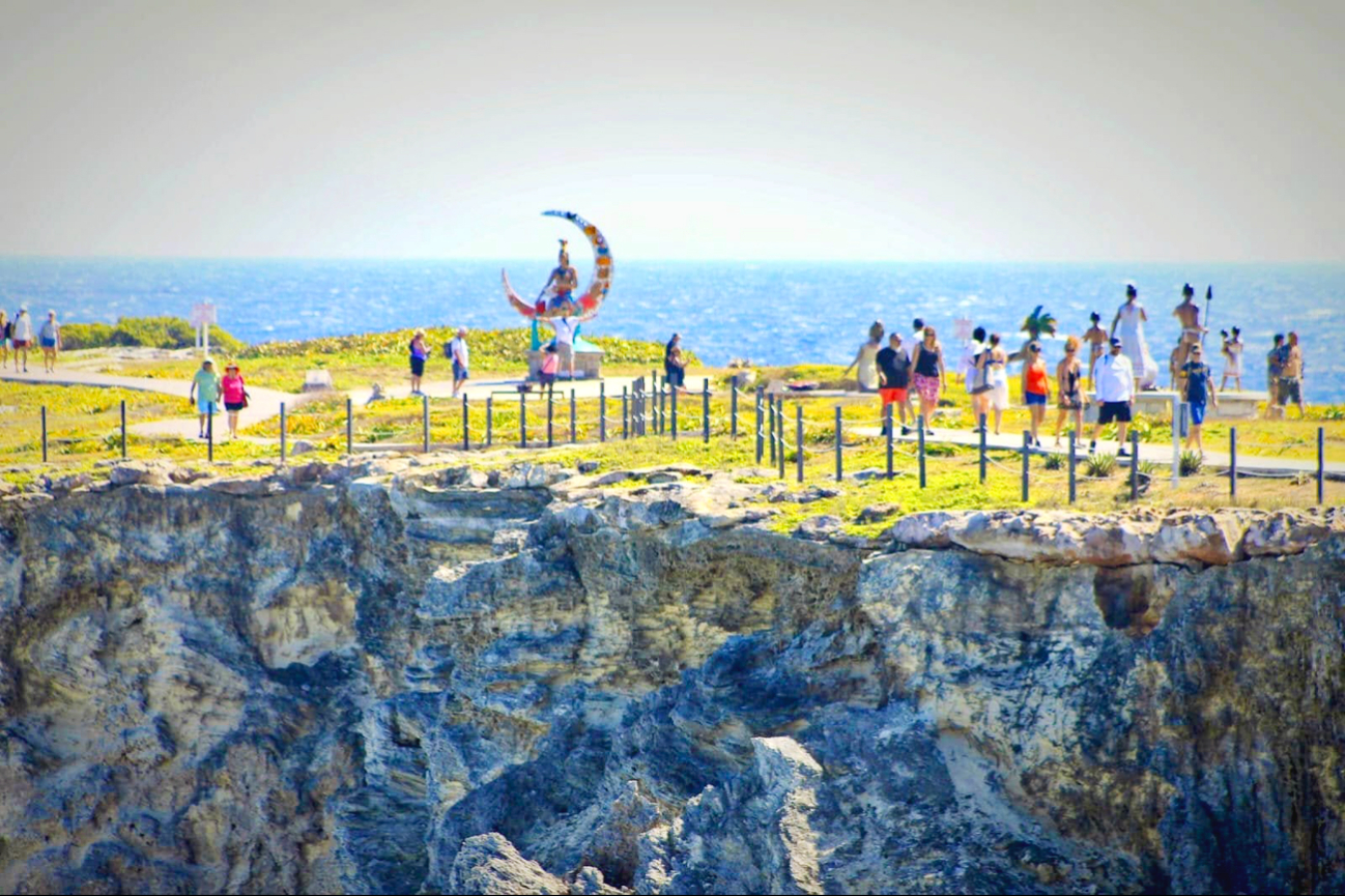 En 1988 se fortalecieron los despeñaderos que rodean el observatorio de la diosa Ixchel. En 1988 se fortalecieron los despeñaderos que rodean el observatorio de la diosa Ixchel.
