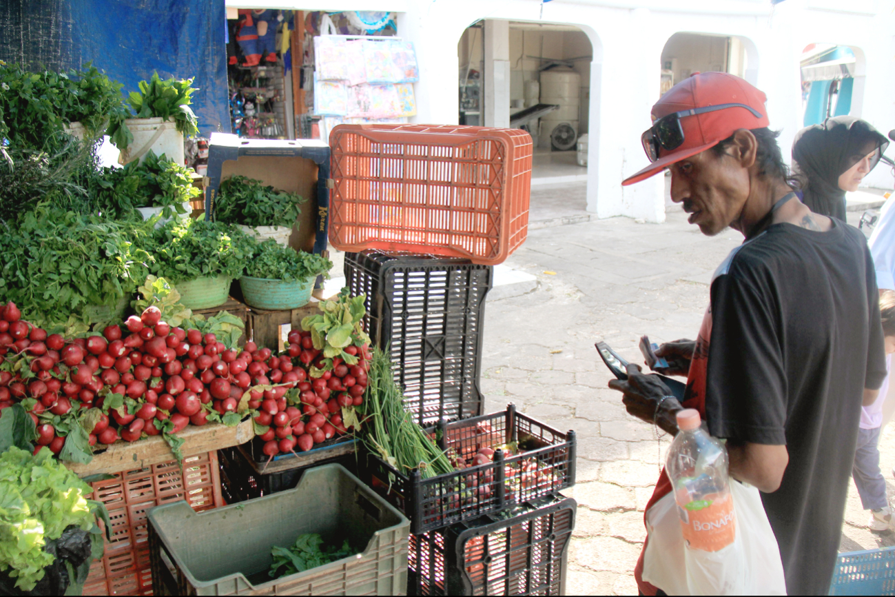 Las alzas en los costos de alimentos, servicios y combustibles afectan a todos los mexicanos Las alzas en los costos de alimentos, servicios y combustibles afectan a todos los mexicanos