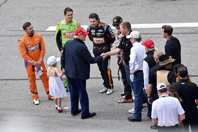 Trump saludando a los pilotos de Nascar Trump saludando a los pilotos de Nascar