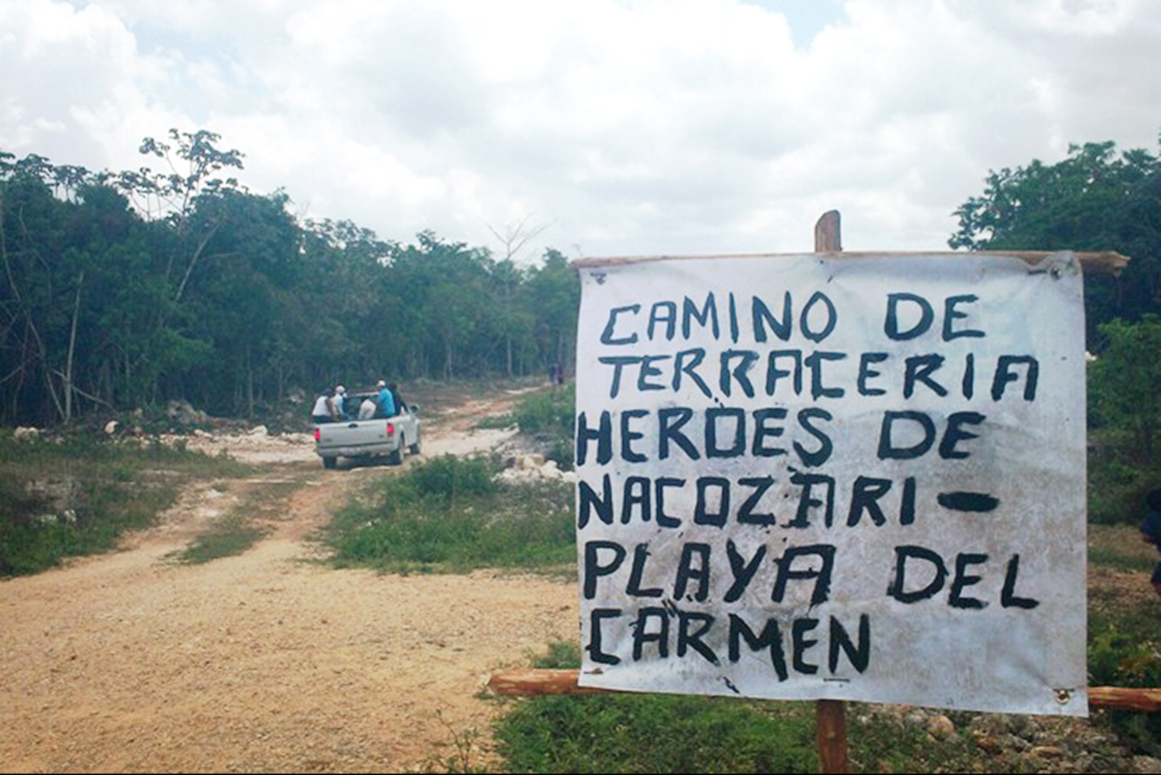 Apenas 25 kilómetros los separan de la cabecera municipal de Solidaridad, de los cuales, 13 forman parte de un camino de terracería, que recorren con mucha dificultad Apenas 25 kilómetros los separan de la cabecera municipal de Solidaridad, de los cuales, 13 forman parte de un camino de terracería, que recorren con mucha dificultad