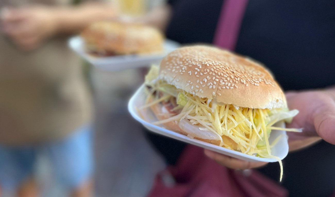 Durante el evento se vendió una amplia variedad de alimentos, que tenían como ingrediente principal el queso de bola Durante el evento se vendió una amplia variedad de alimentos, que tenían como ingrediente principal el queso de bola