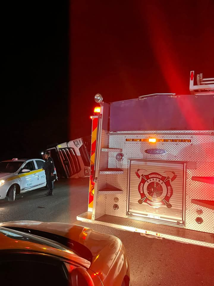 Tráiler de mercancía vuelca en carretera de Chetumal y sufre rapiña