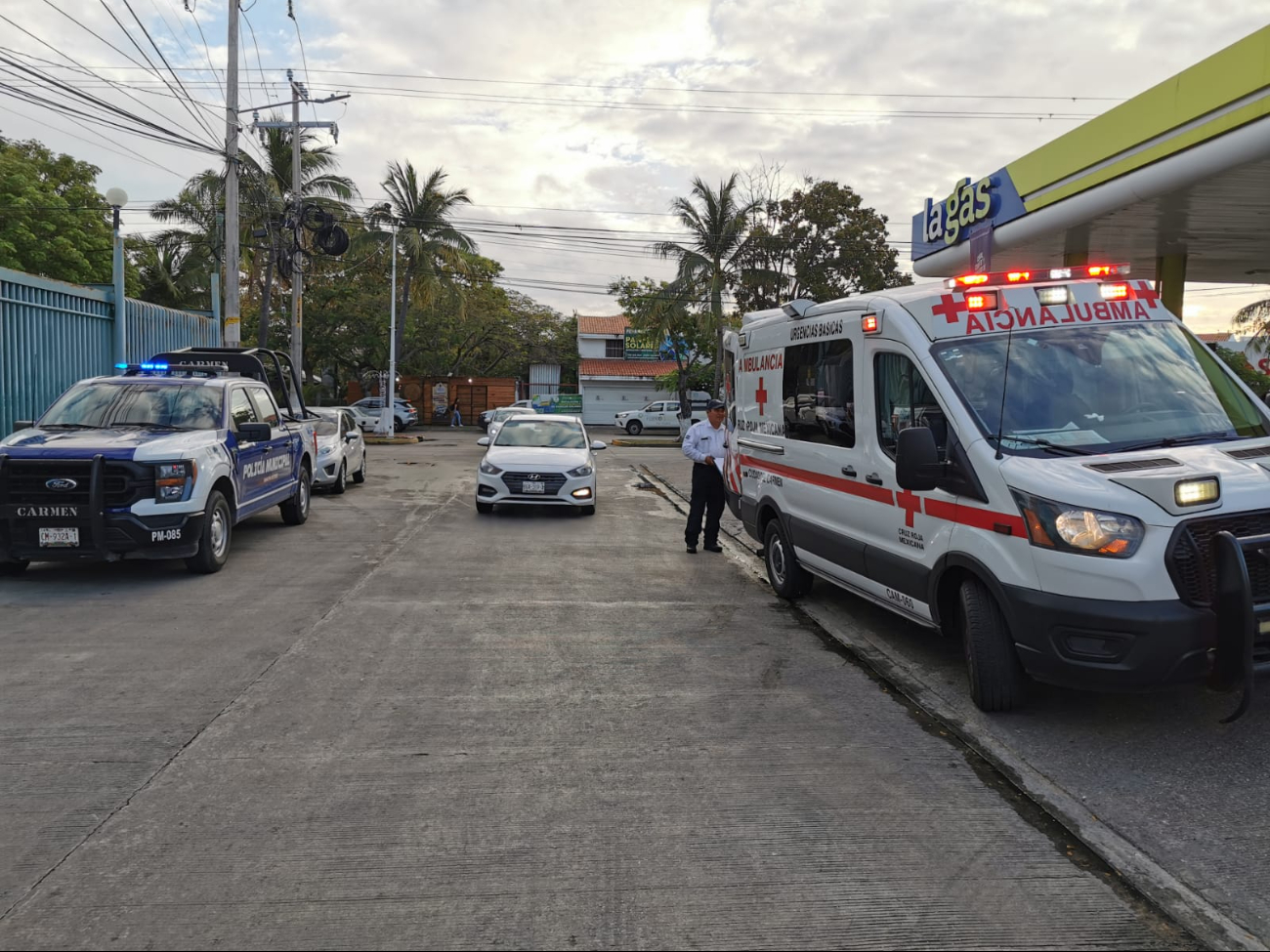 Joven ensangrentado genera asombro al llegar a gasolinera