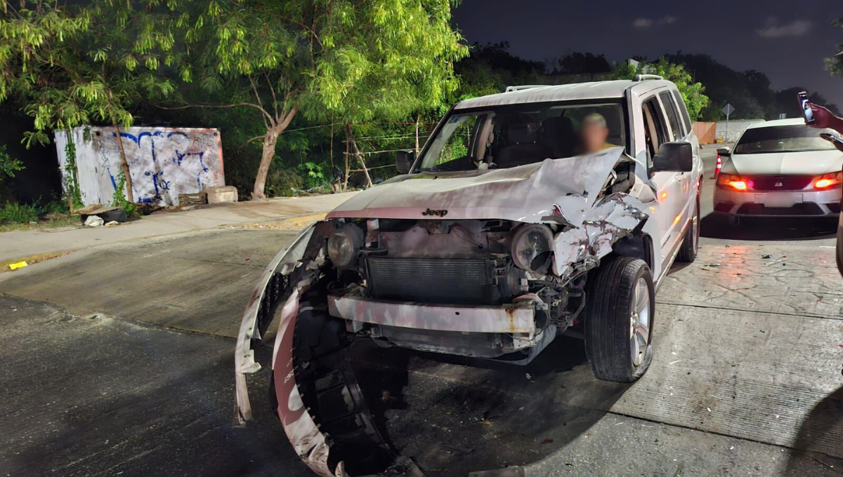 Conductor causa accidente en avenida Nichupté de Cancún; intenta pagar los daños con 500 pesos  