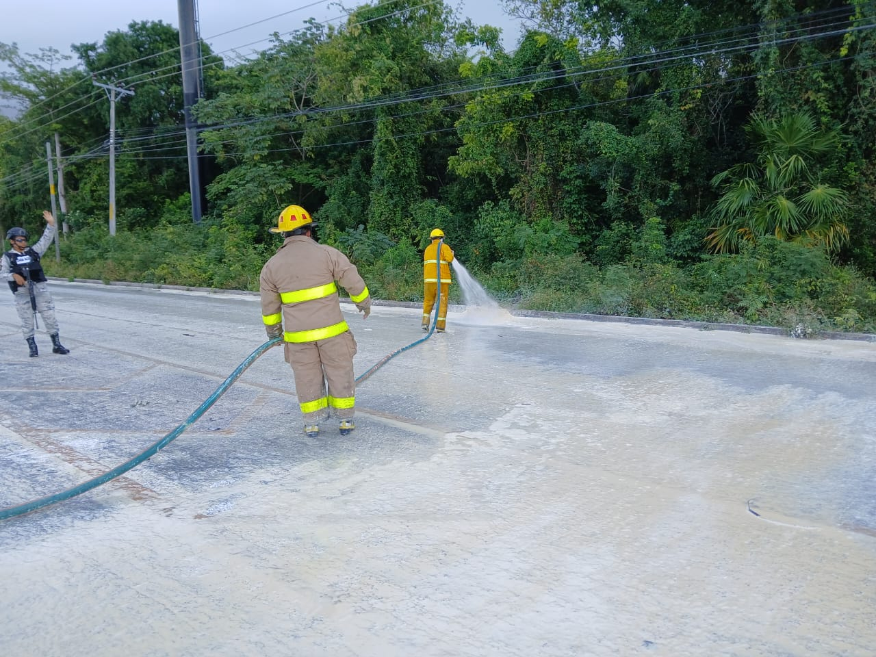 Accidente provoca derrame de pintura en salida de Puerto Morelos de la carretera federal 307 