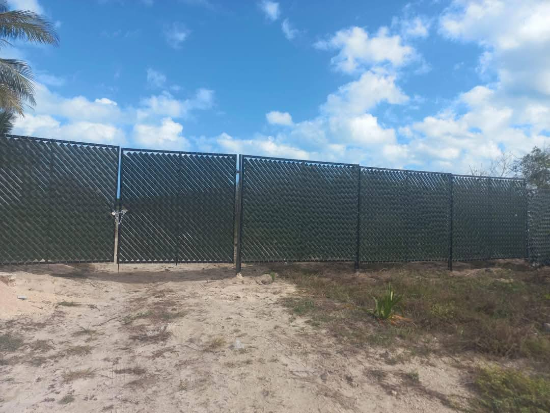 Fue colocada una valla perimetral con malla ciclónica en el acceso a la playa Fue colocada una valla perimetral con malla ciclónica en el acceso a la playa