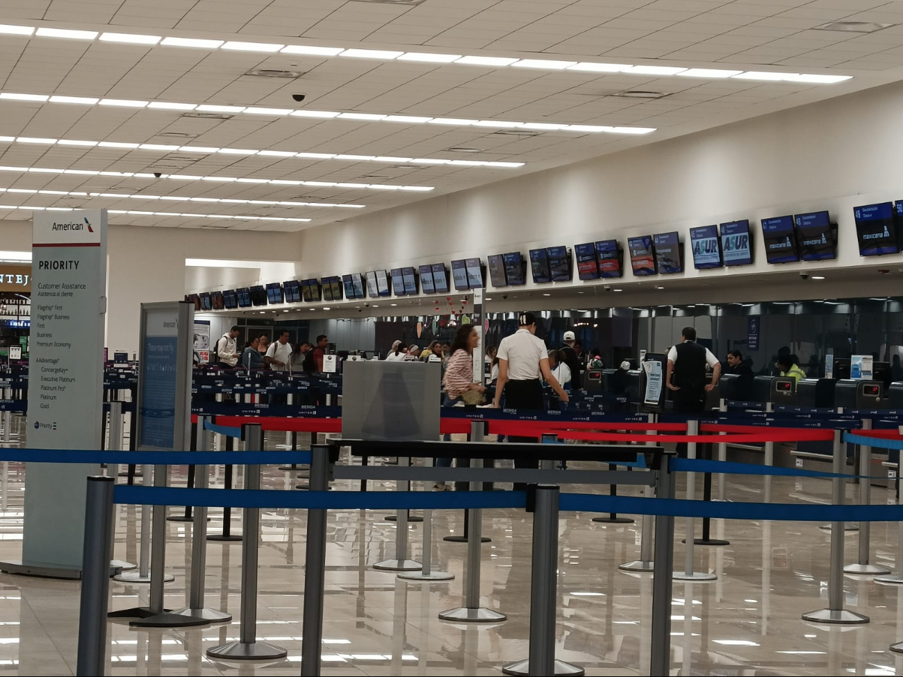 Hay afluencia regular de pasajeros en el aeropuerto de Mérida