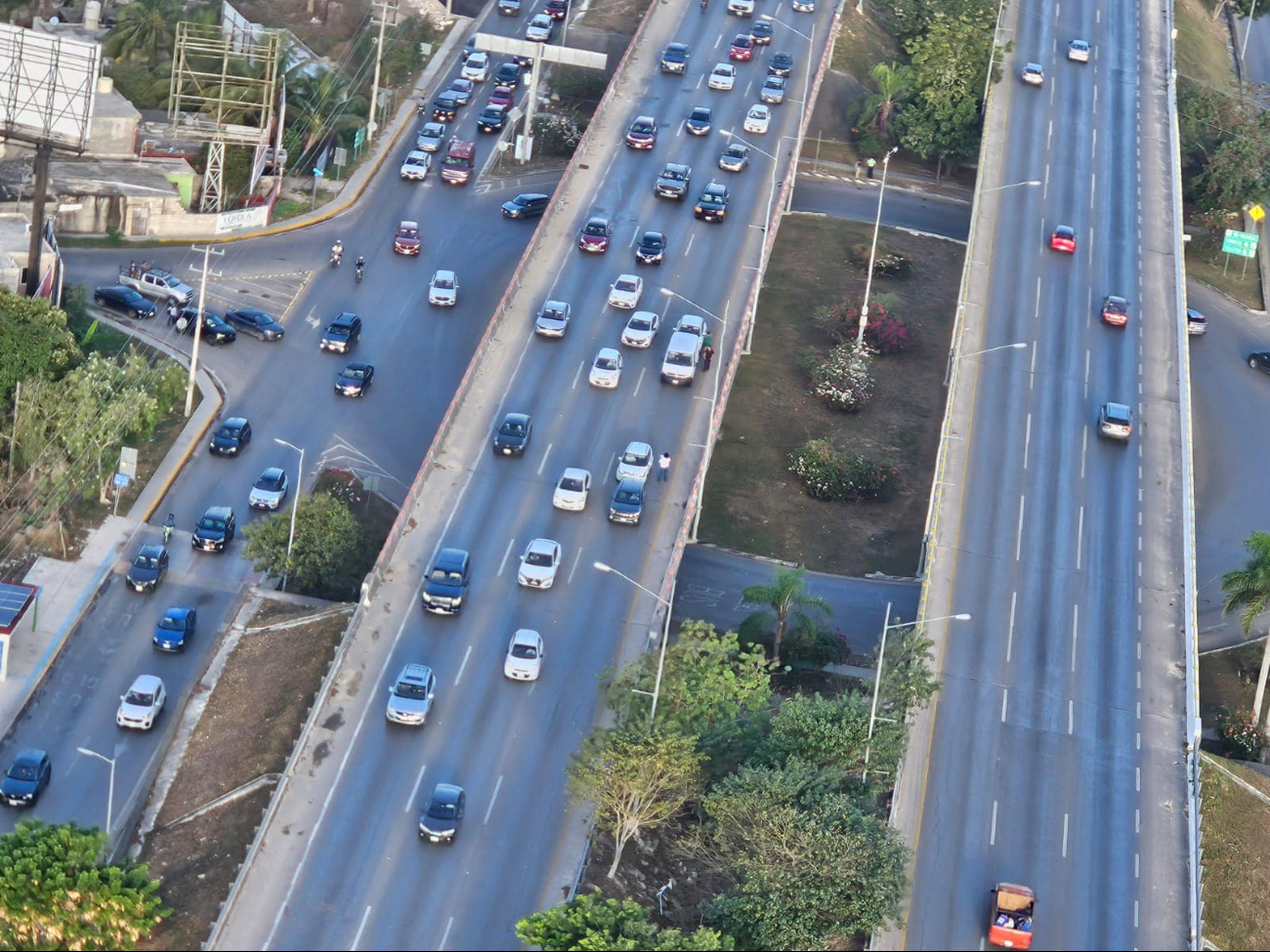 Hay largas filas de autos en carreteras de Yucatán