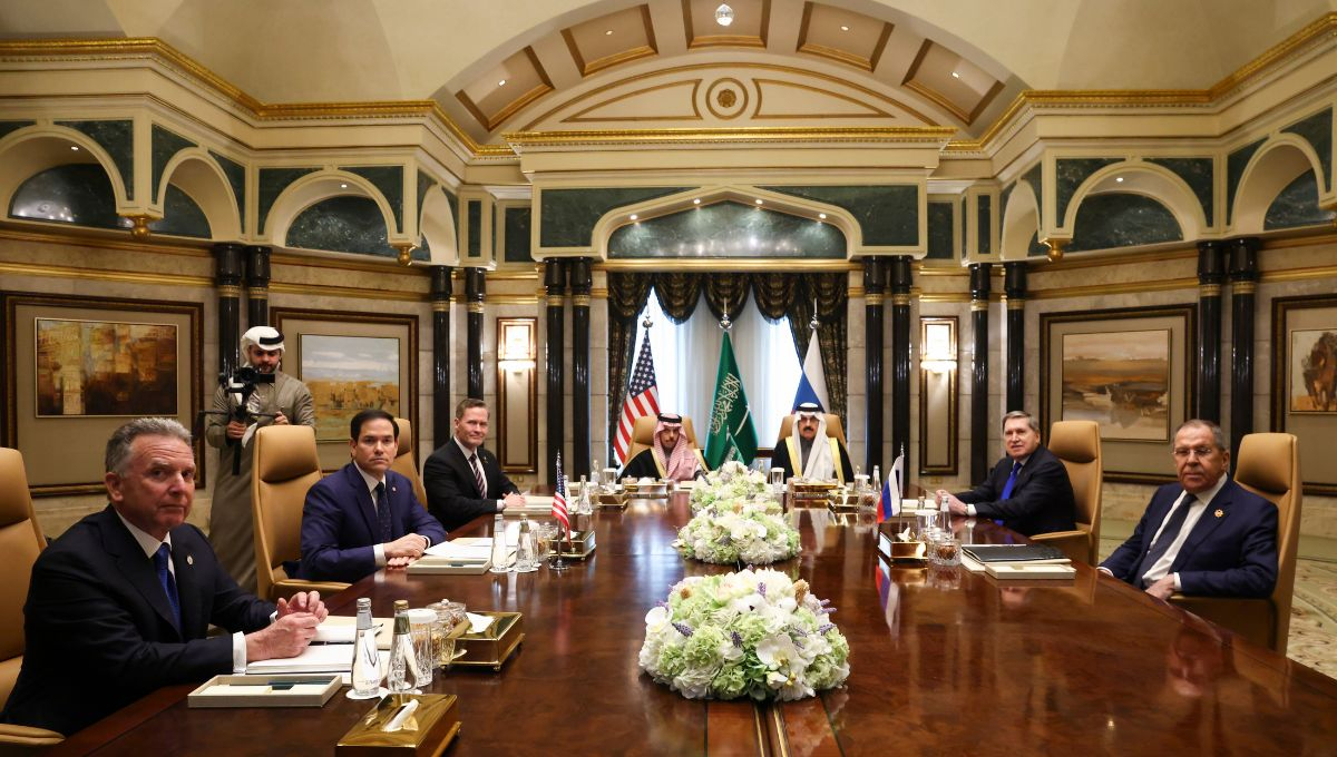 EE. UU. y Rusia inician diálogo en Riad para una posible resolución del conflicto en Ucrania