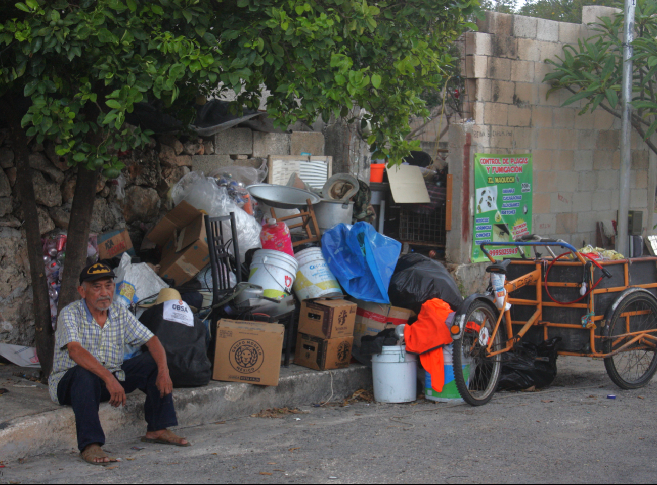 Las pertenencias del abuelito fueron sacadas a la calle Las pertenencias del abuelito fueron sacadas a la calle