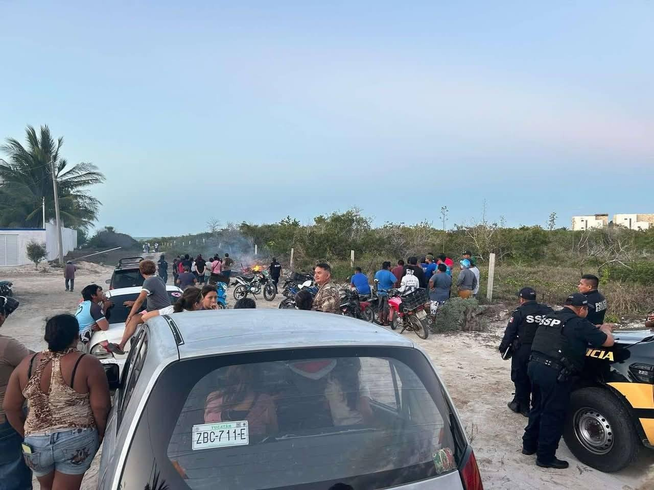 Los vecinos exigieron al presidente municipal, Alfonso Núñez Soruyo, que aclarara el hecho, pero al no obtener respuesta, decidieron protestar Los vecinos exigieron al presidente municipal, Alfonso Núñez Soruyo, que aclarara el hecho, pero al no obtener respuesta, decidieron protestar