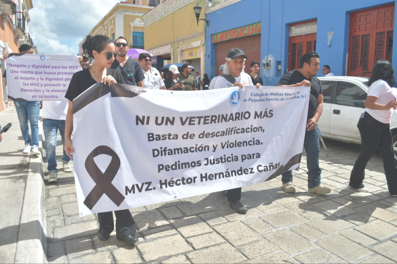 Veterinarios de Campeche marchan exigiendo justicia por colega asesinado en Edomex