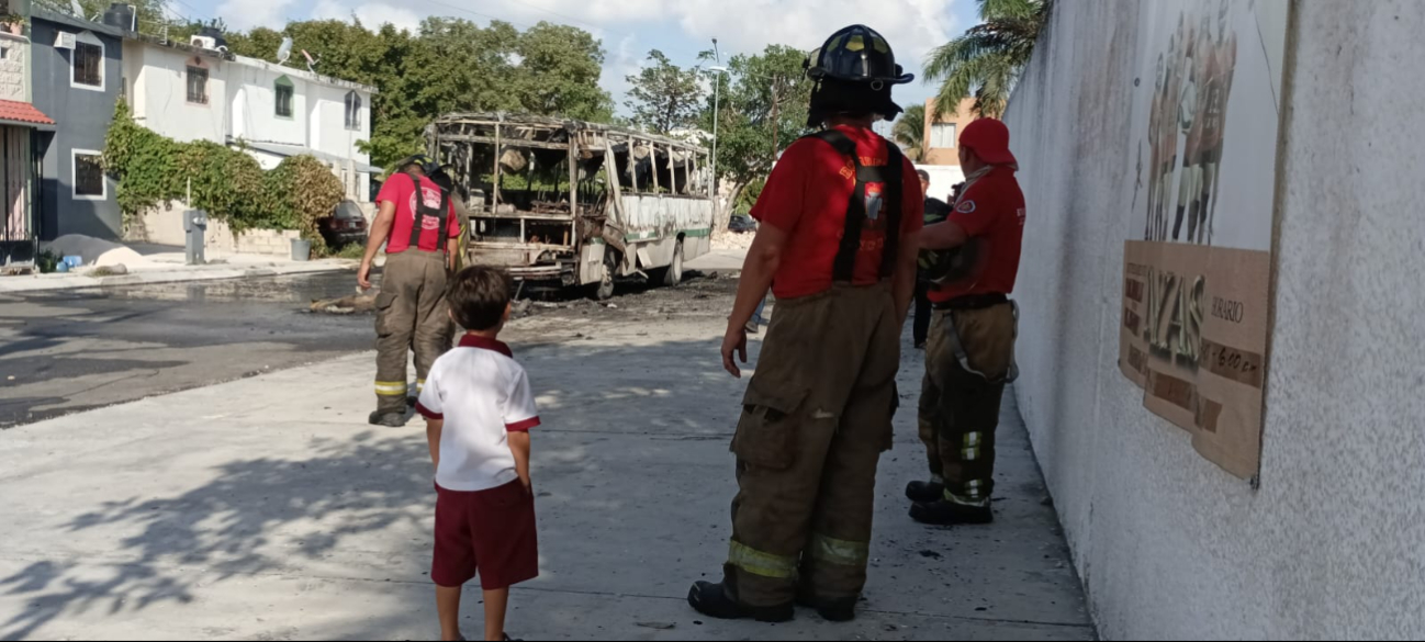 Padres de familia de escuela secundaria alertaron a emergencias sobre el incendio Padres de familia de escuela secundaria alertaron a emergencias sobre el incendio