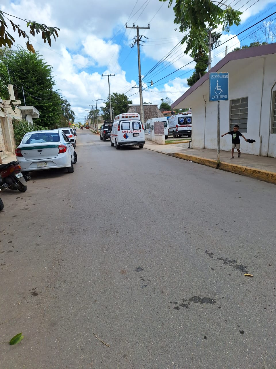 Conductor sufre convulsiones en medio de la carretera federal de José María Morelos