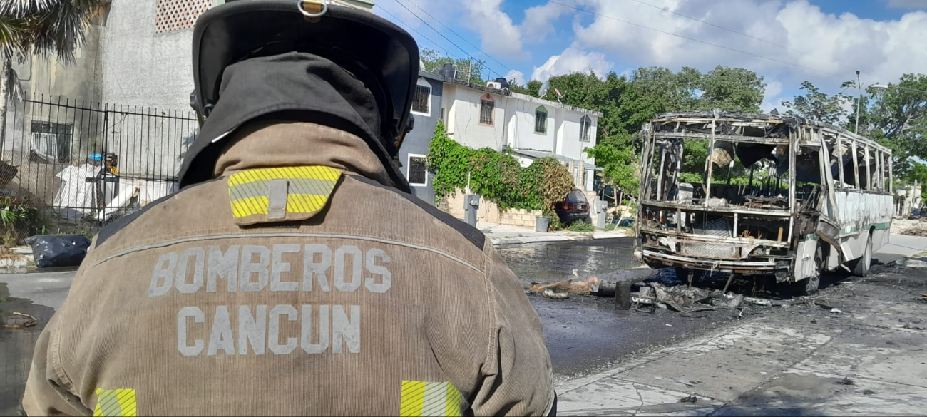 Personal del Heroico Cuerpo de Bomberos acudieron al lugar y apagaron por completo las llamas Personal del Heroico Cuerpo de Bomberos acudieron al lugar y apagaron por completo las llamas