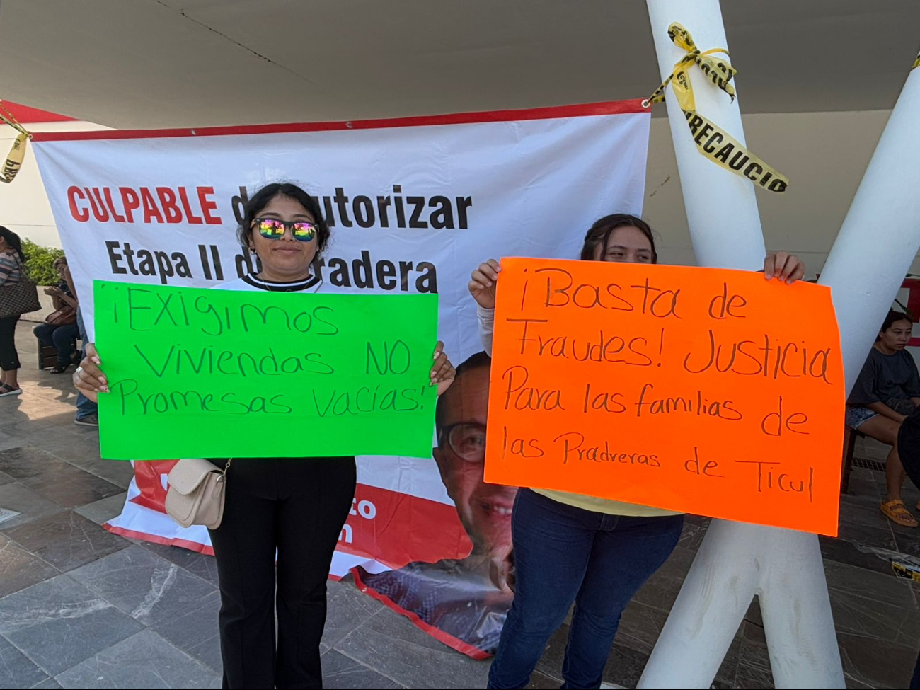 Unas 50 familias se manifiestan para exigir que una constructora termine las casas que compraron