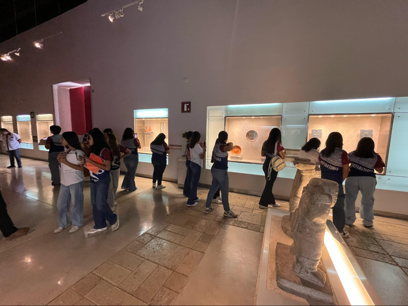 Alumnos preparatorianos del Centro Educativo Motuleño fueron de los primeros en ingresar al museo Alumnos preparatorianos del Centro Educativo Motuleño fueron de los primeros en ingresar al museo