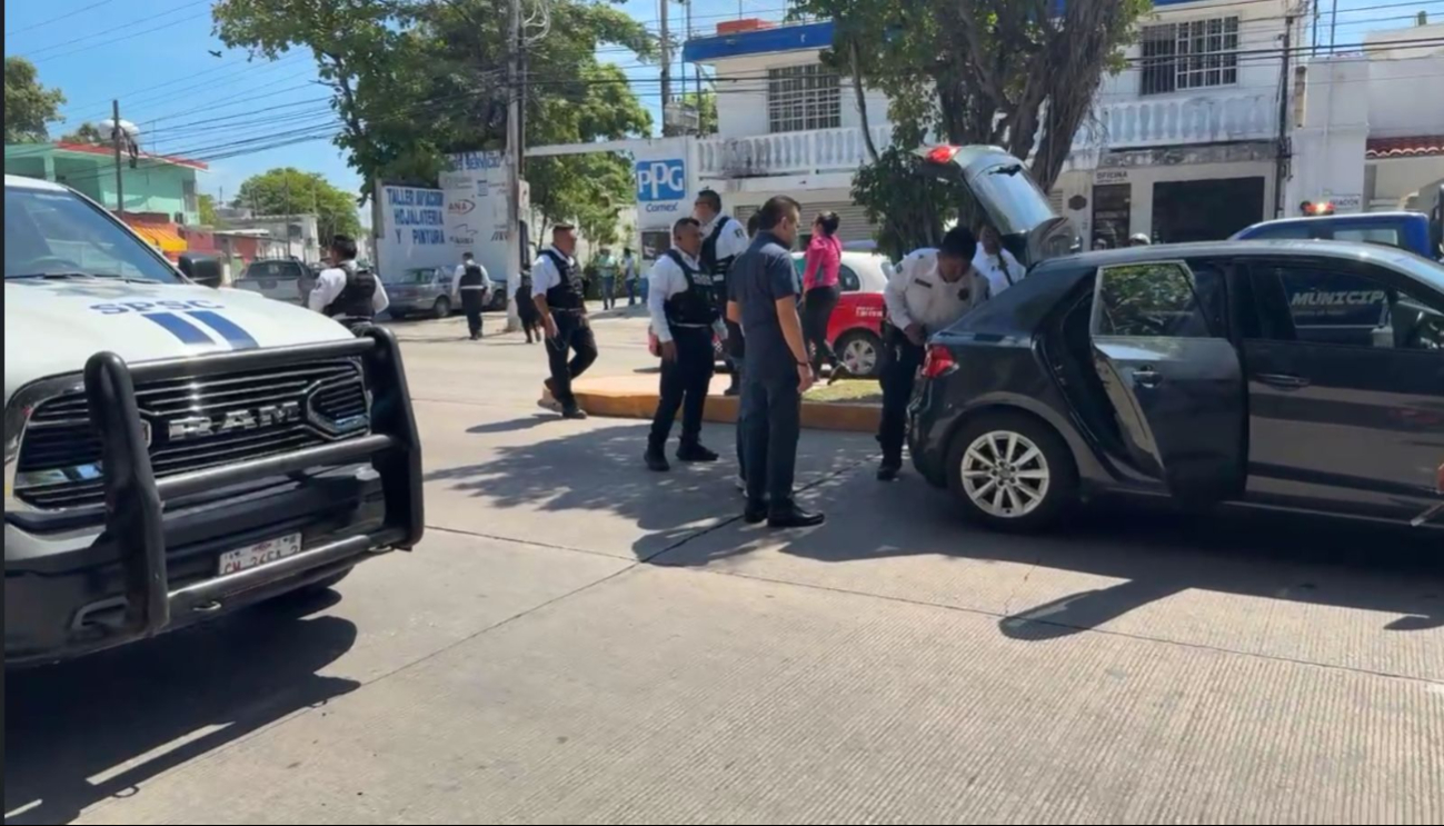 El automóvil, un Audi gris, fue interceptado frente a una empresa petrolera