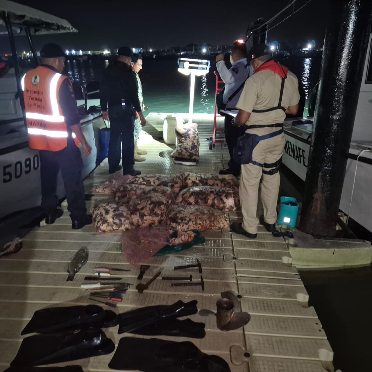 El producto decomisado y los detenidos quedaron a disposición de la FGR El producto decomisado y los detenidos quedaron a disposición de la FGR