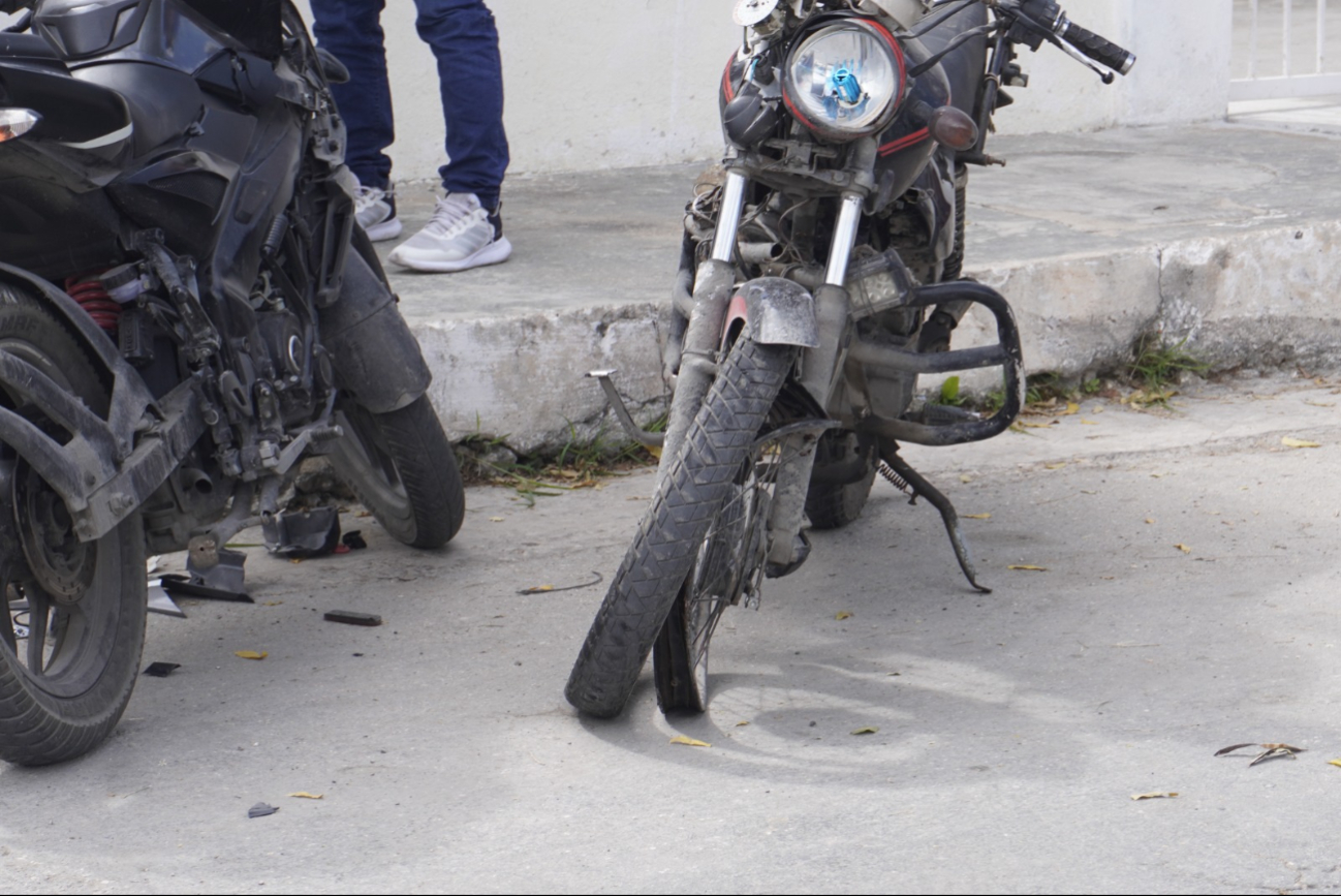 El tráfico fue cerrado mientras retiraban las motocicletas. El tráfico fue cerrado mientras retiraban las motocicletas.