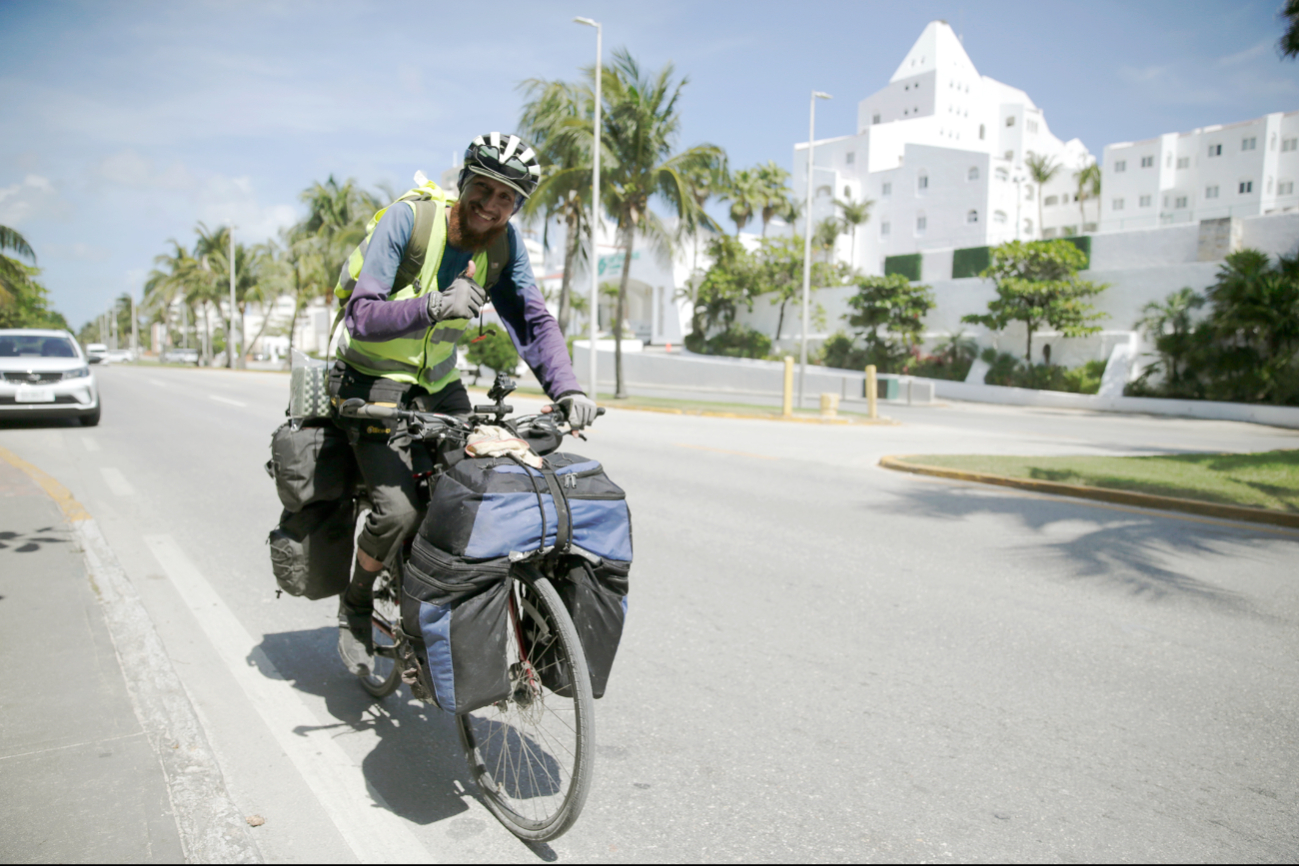 De CDMX a Cancún en bici: Ciclista llega a la Zona Hotelera después de recorrer más de mil 800 kilómetros