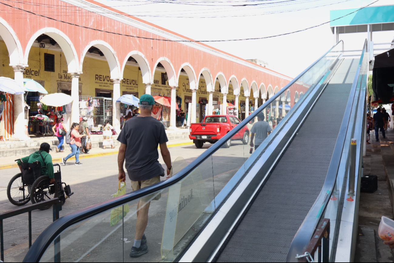 La rampa eléctrica del mercado Lucas de Gálvez se mantendrá inactiva por desperfectos