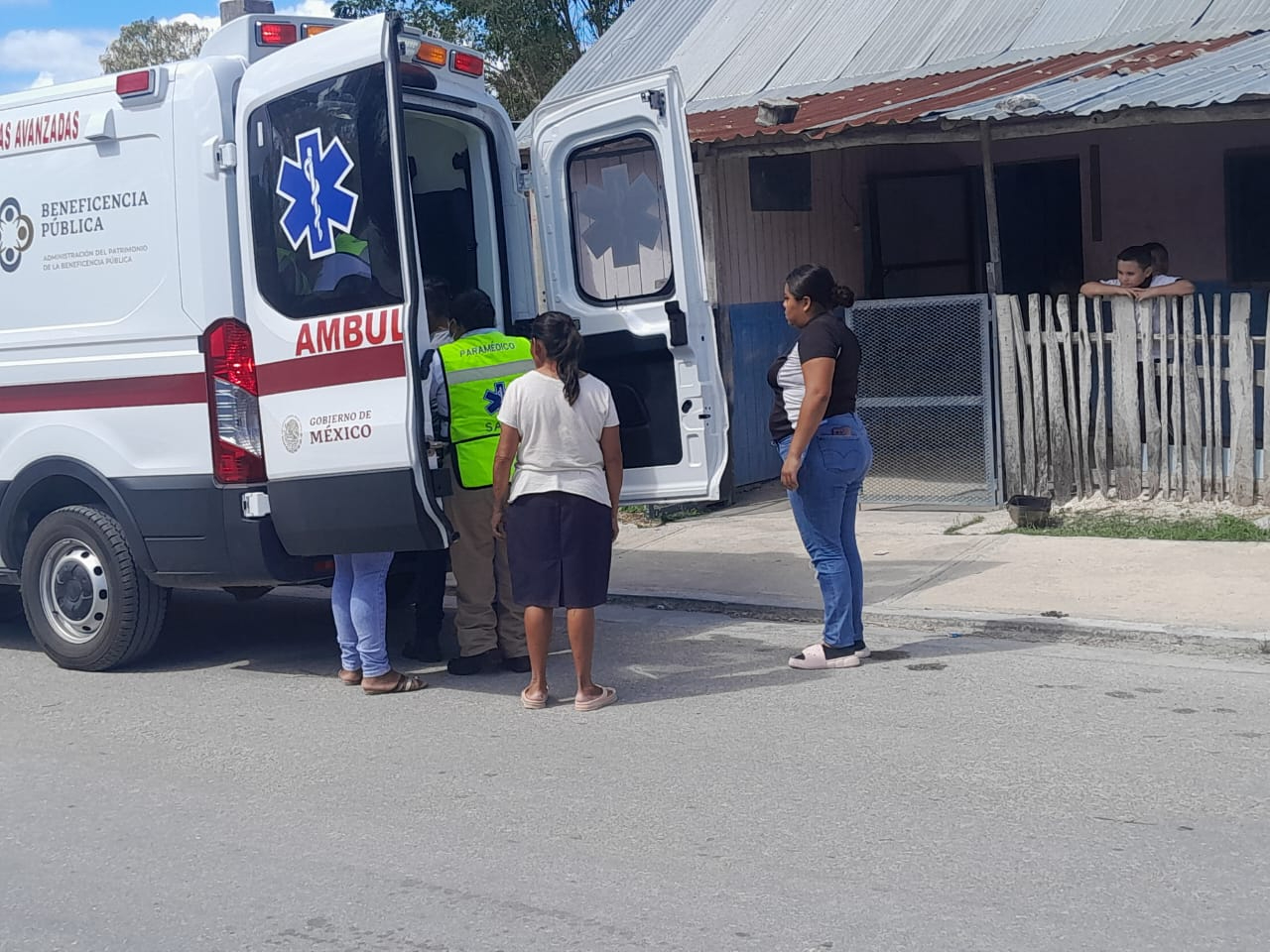 Niño de 5 años termina en el hospital tras caerse en el patio de su casa en Escárcega