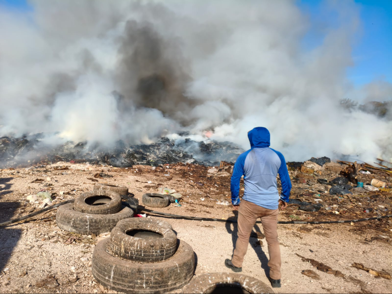 Personal de Protección Civil se encarga de atacar el incendio, causado al parecer por una explosión Personal de Protección Civil se encarga de atacar el incendio, causado al parecer por una explosión