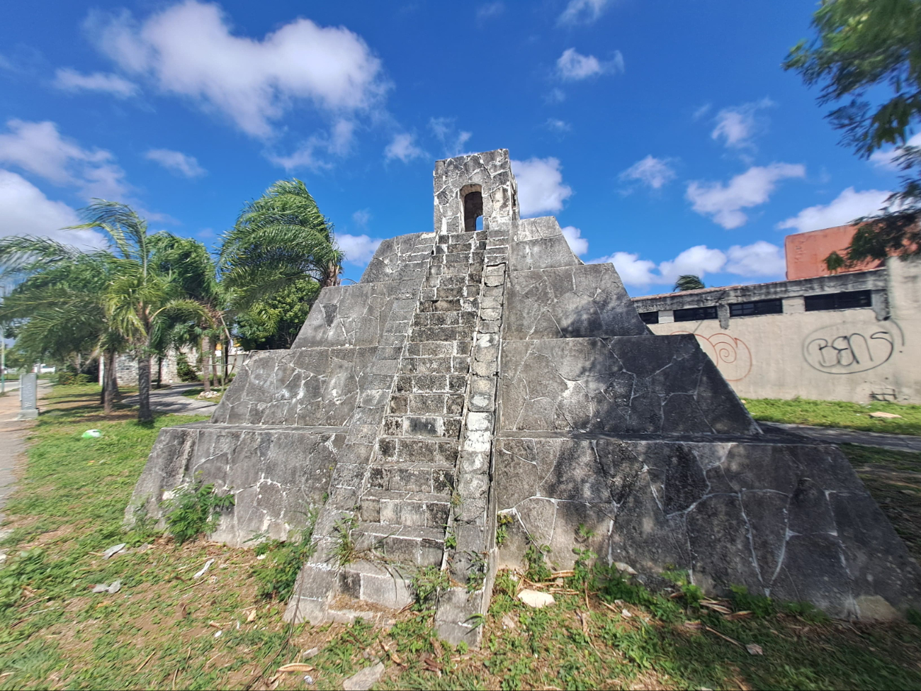 ¿Dónde se encuentra la pirámide de aluxes más grande de Cancún?
