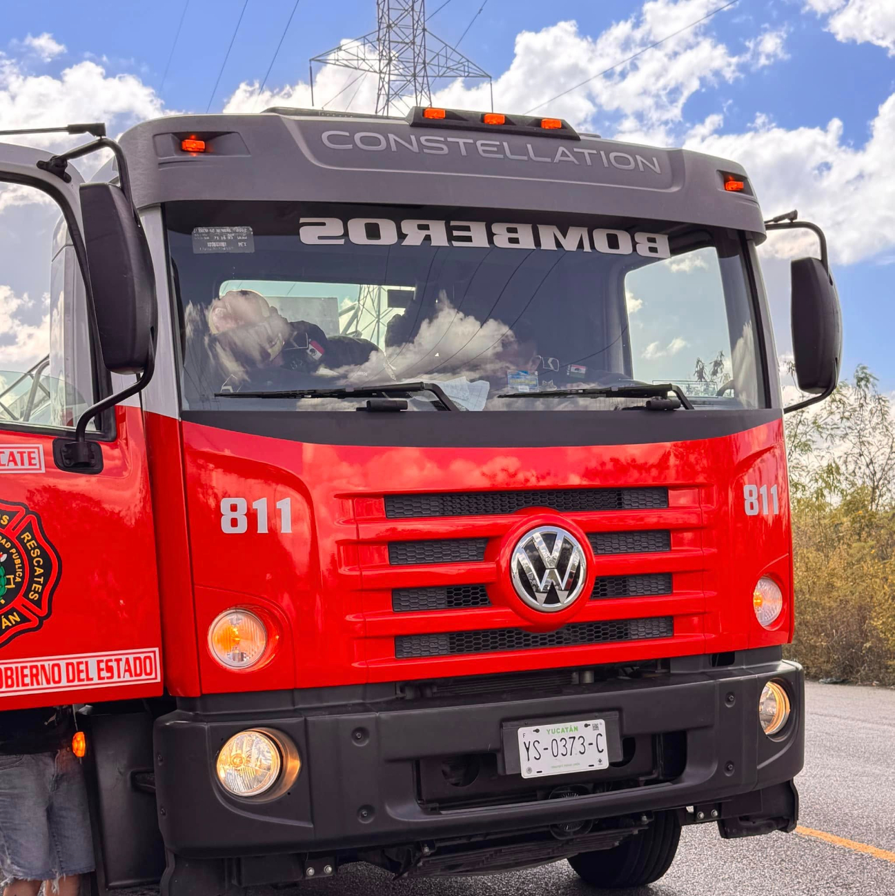 Los bomberos permanecieron en el sitio tras embestir al venado