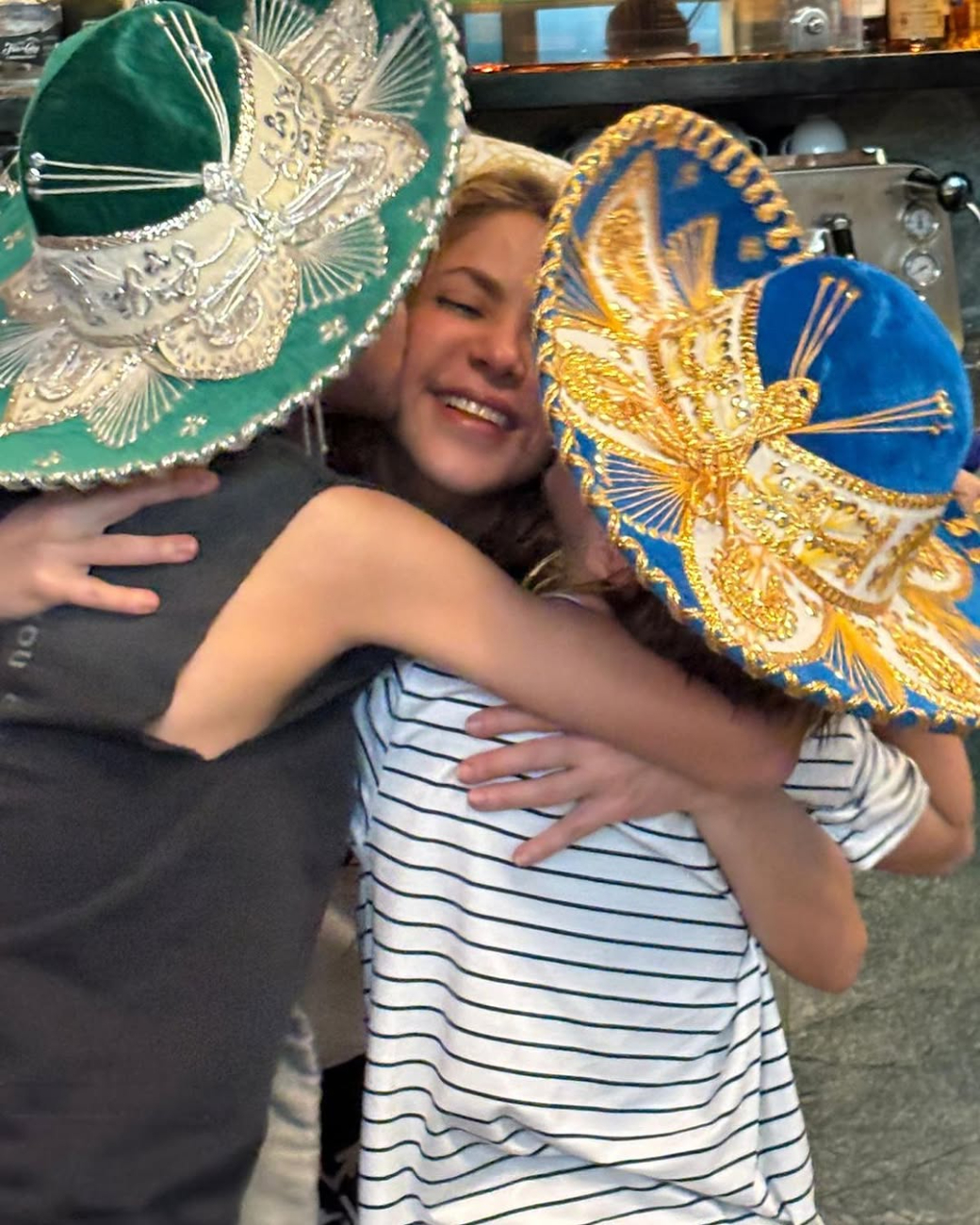 Shakira disfrutando de la visita de sus hijos en México