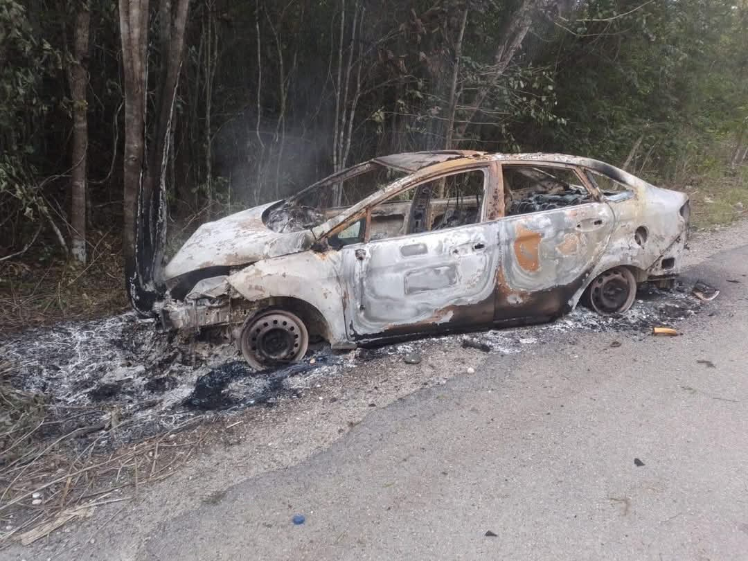 Localizan taxi abandonado y vehículo calcinado en Chetumal