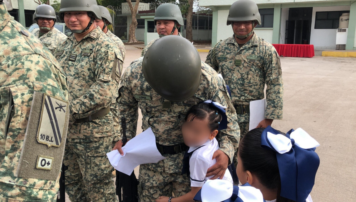 11 kínder de Campeche realizan ceremonia por día de la bandera; pequeños regalaron dibujos a soldados