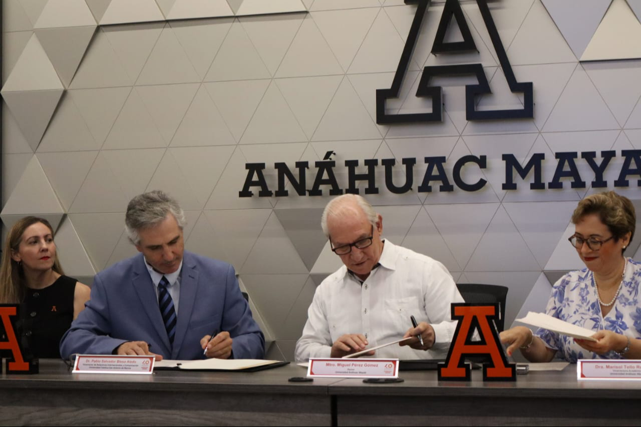 El convenio lo firmaron el rector de la Anáhuac Mayab, Miguel Pérez Gómez, y Salvador Blesa Aledo, decano de la Facultad de Ciencias Sociales de la Universidad Católica El convenio lo firmaron el rector de la Anáhuac Mayab, Miguel Pérez Gómez, y Salvador Blesa Aledo, decano de la Facultad de Ciencias Sociales de la Universidad Católica