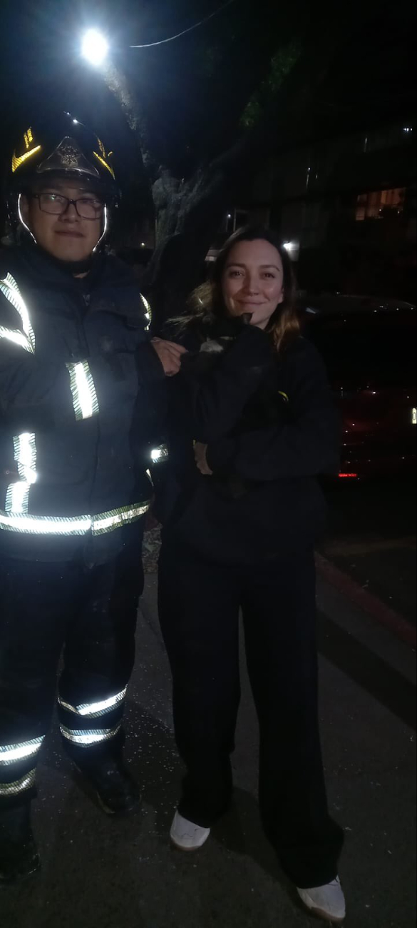 La actriz posó para la foto de los bomberos La actriz posó para la foto de los bomberos