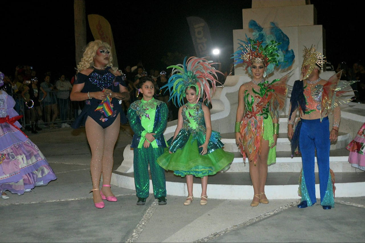 Los reyes y reinas de distintas catagorías estaban presentes en el evento Los reyes y reinas de distintas catagorías estaban presentes en el evento