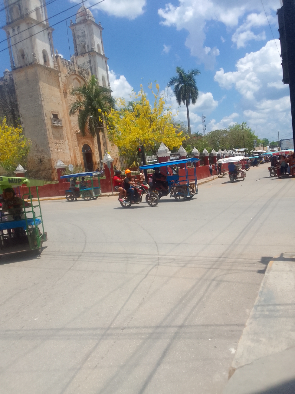Motociclistas incluso circulan hasta con 4 pasajeros Motociclistas incluso circulan hasta con 4 pasajeros