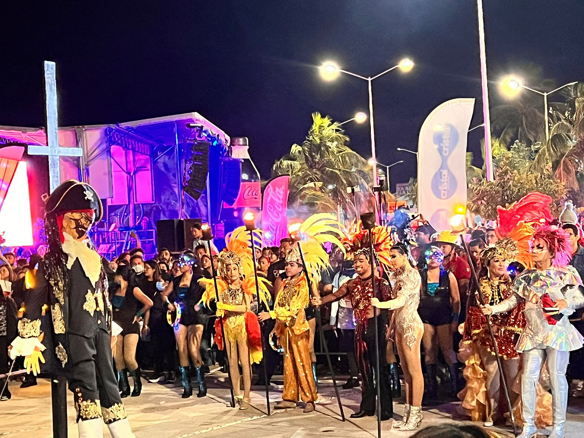 Queman todo lo malo y reciben con alegría el Carnaval Queman todo lo malo y reciben con alegría el Carnaval