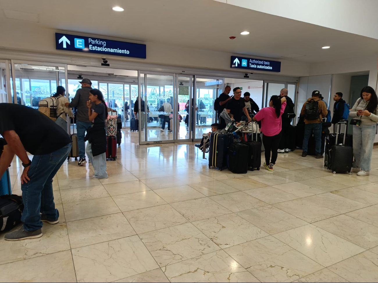 Turistas, asambleístas, estudiantes y deportistas llegaron al aeropuerto de Mérida
