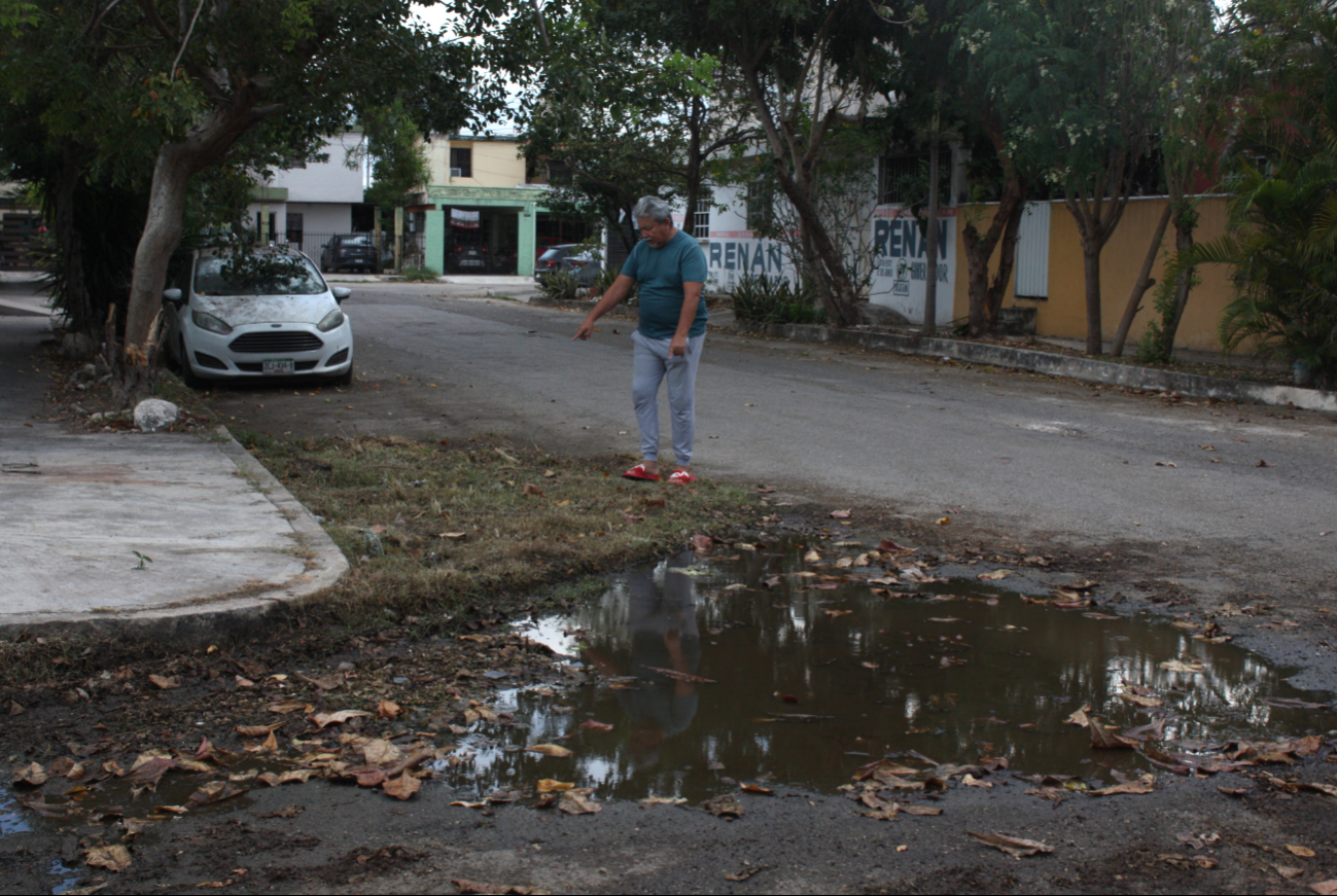 Un charco de aguas negras afecta a vecinos de la colonia de Mérida Un charco de aguas negras afecta a vecinos de la colonia de Mérida