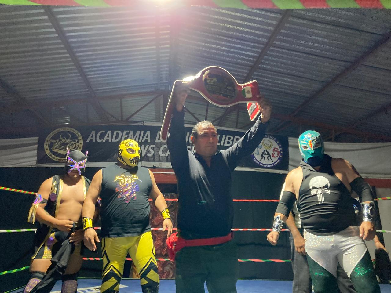 Un duelo en tríos se organizó entre luchadores extranjeros y nacionales. Un duelo en tríos se organizó entre luchadores extranjeros y nacionales.
