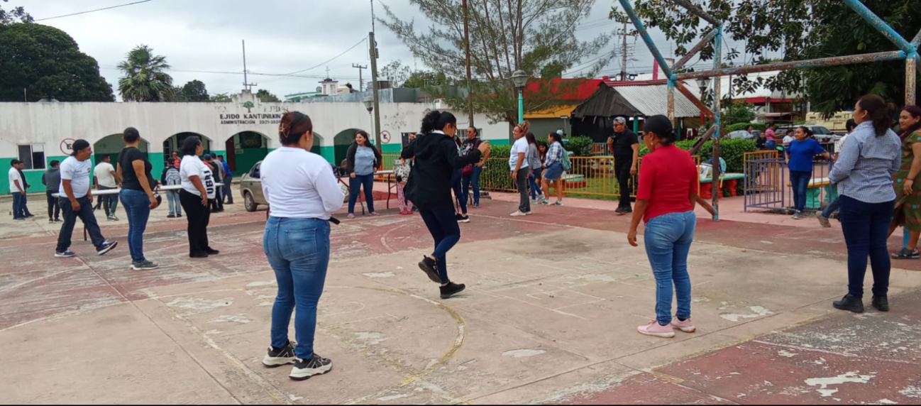 Adultos y niños se reunieron para divertirse junto con el aprendizaje Adultos y niños se reunieron para divertirse junto con el aprendizaje