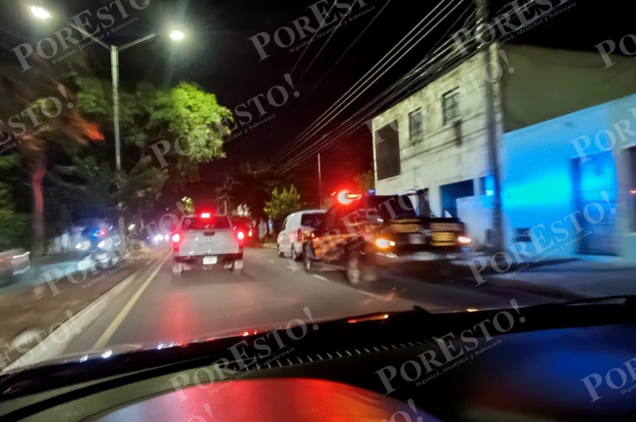En el sitio se ubican 5 vehículos de las autoridades. En el sitio se ubican 5 vehículos de las autoridades.
