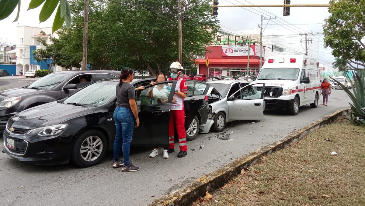 Accidente en Avenida Nichupté de Cancún deja  cuatro personas lesionadas